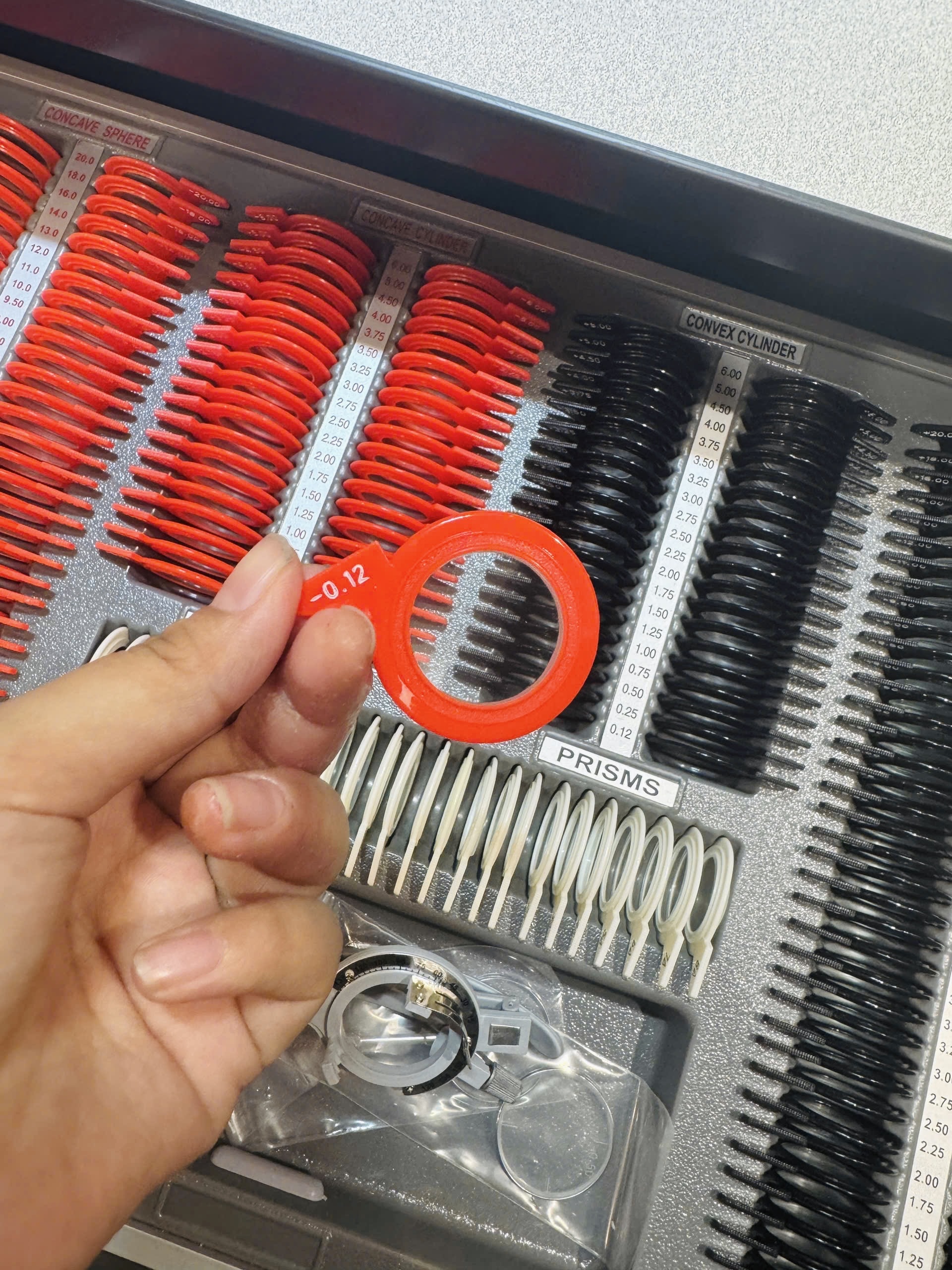 Ngăn Kéo Để Tròng Thử Kính Tiện Lợi