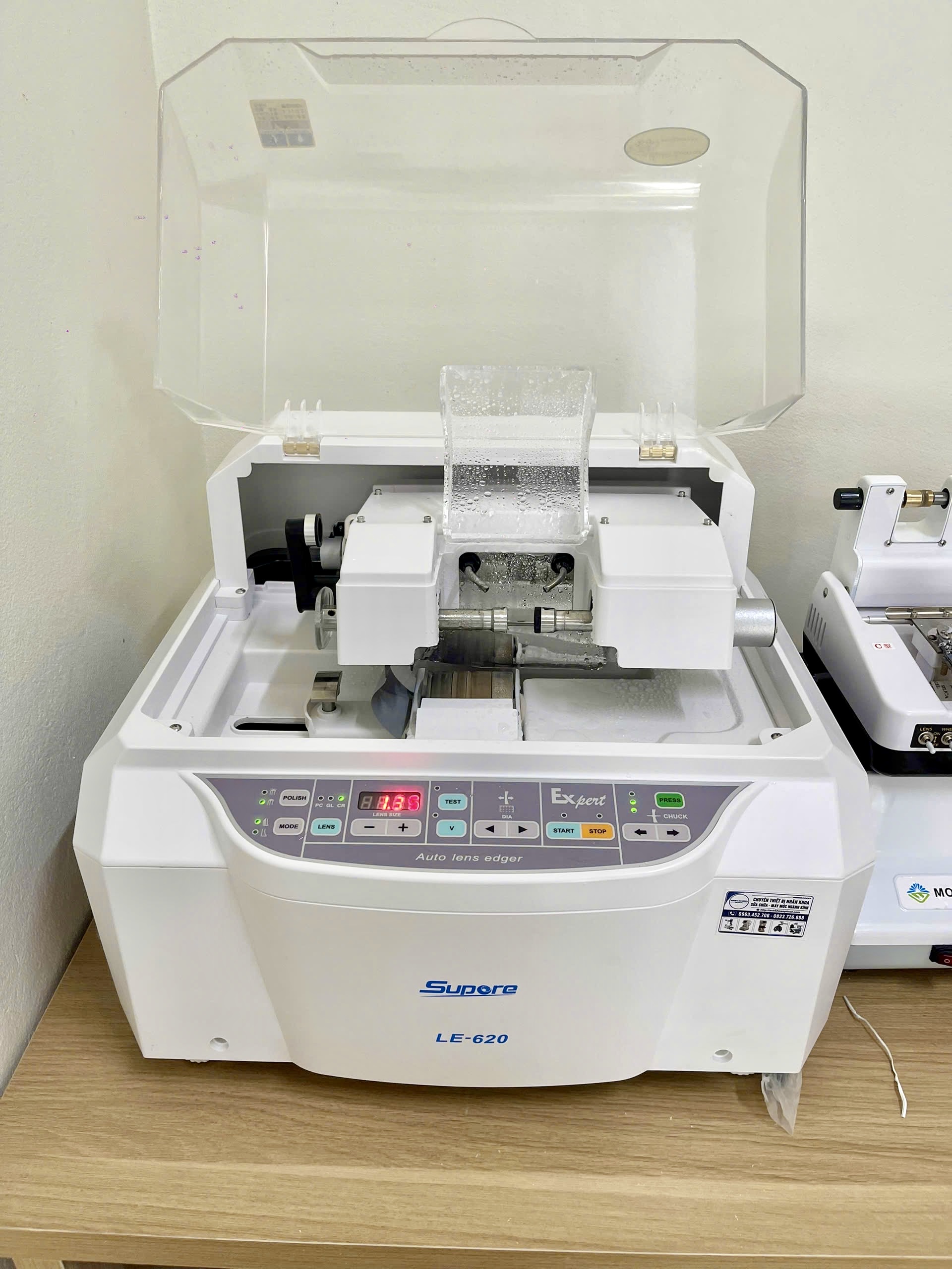 Máy mài tròng kính LE-620