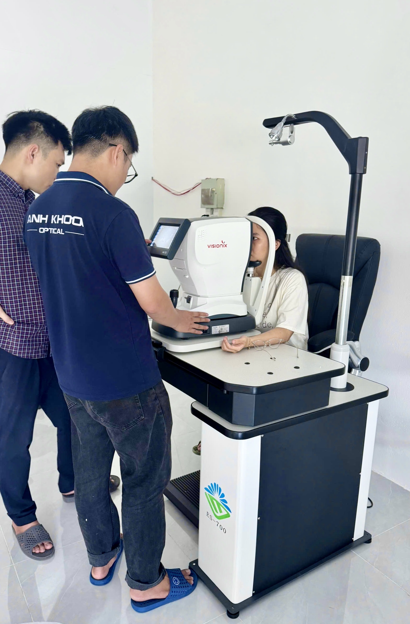 Nhân viên kĩ thuật hỗ trợ lắp đặt