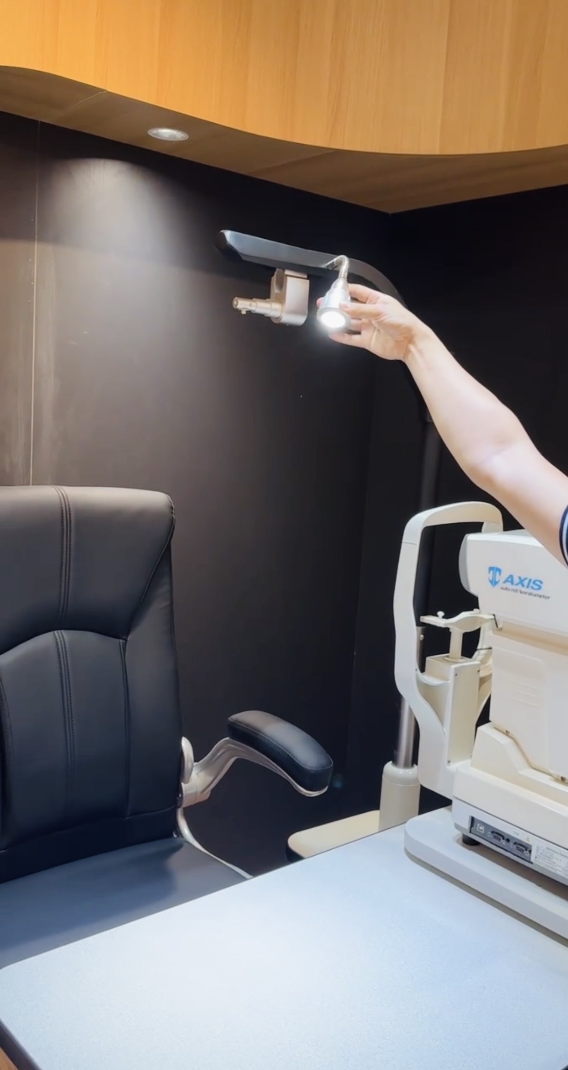 Tích Hợp Đèn Đọc Sách Hỗ Trợ Đo Khám
