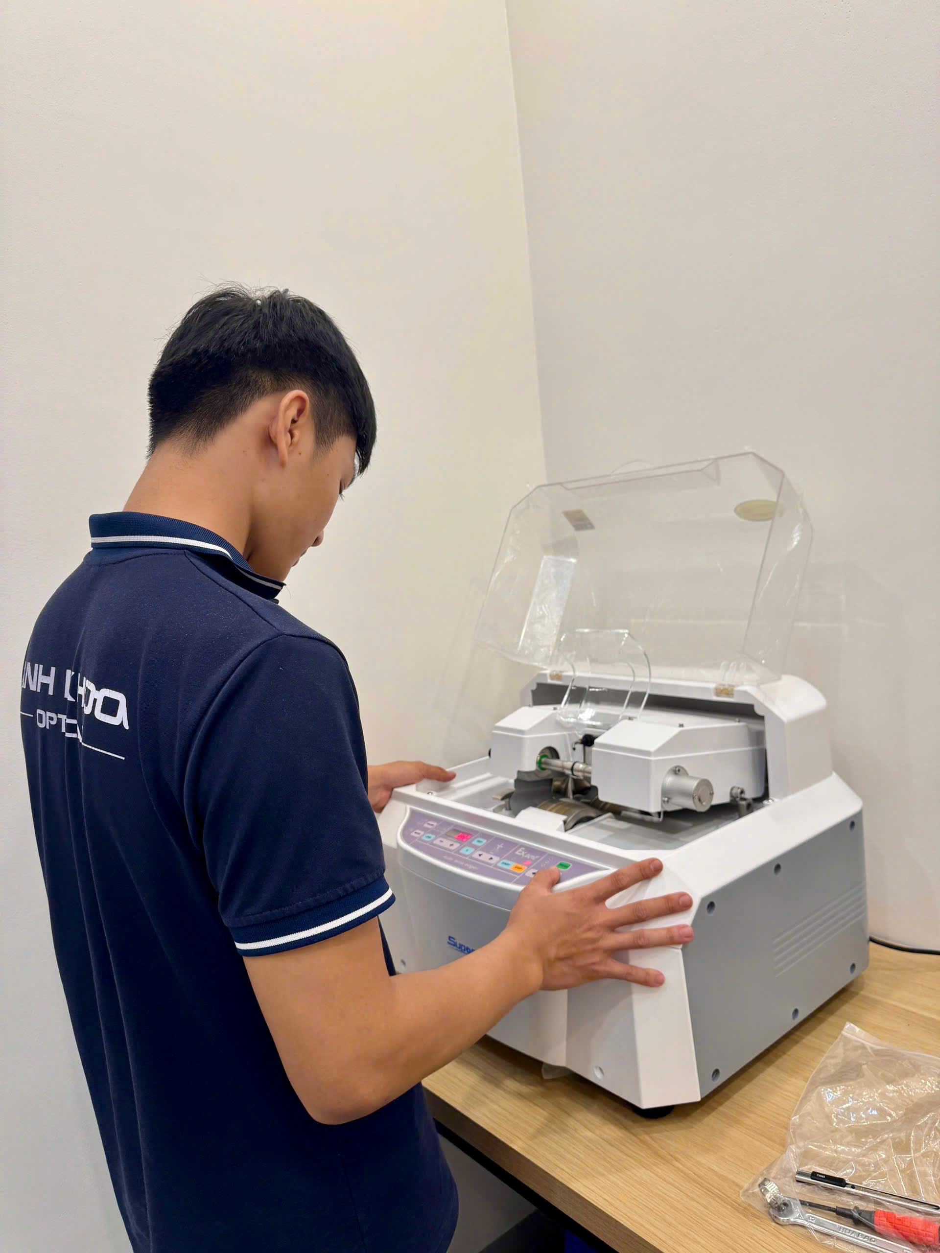 Nhân viên lắp đặt máy mài 