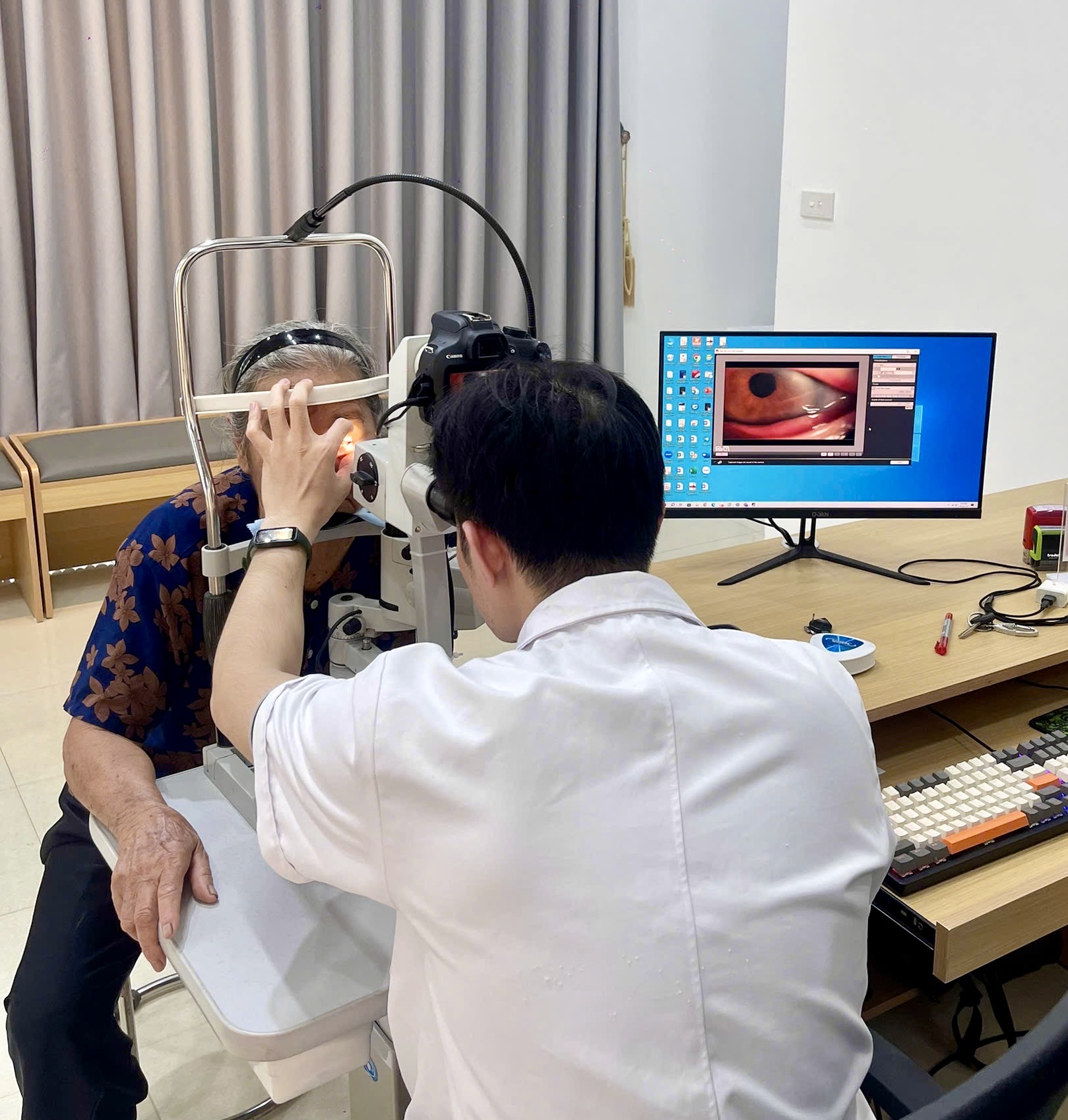 Sinh hiển vi khám mắt tích hợp camera