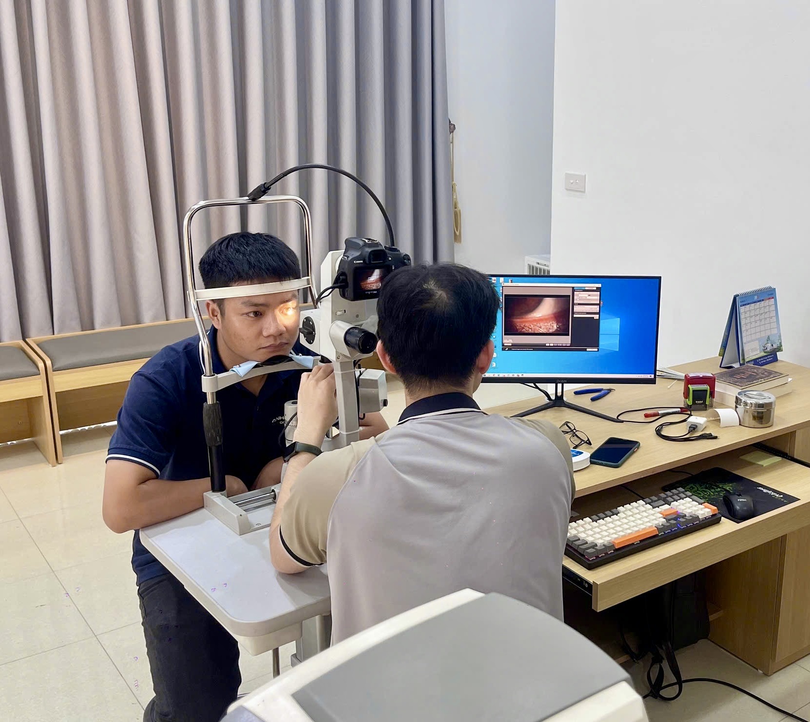 Sinh hiển vi khám mắt tích hợp camera