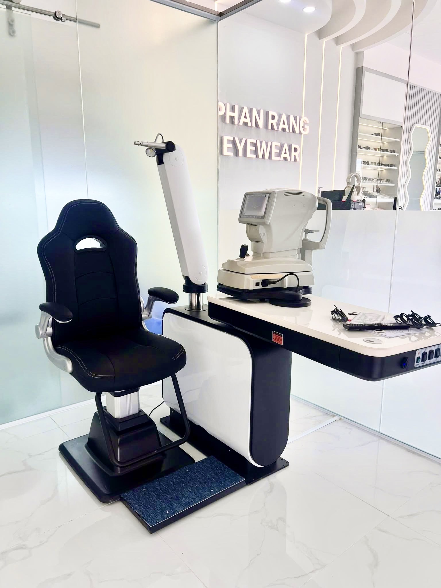 Bộ bàn ghế đo khám khúc xạ C-6
