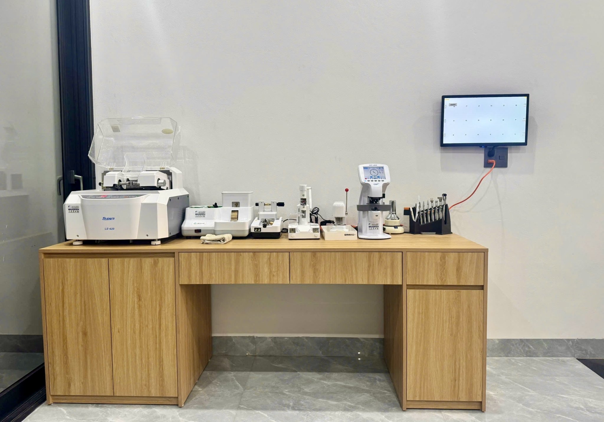 Máy mài kính LE-620 và hệ thống máy con đi kèm