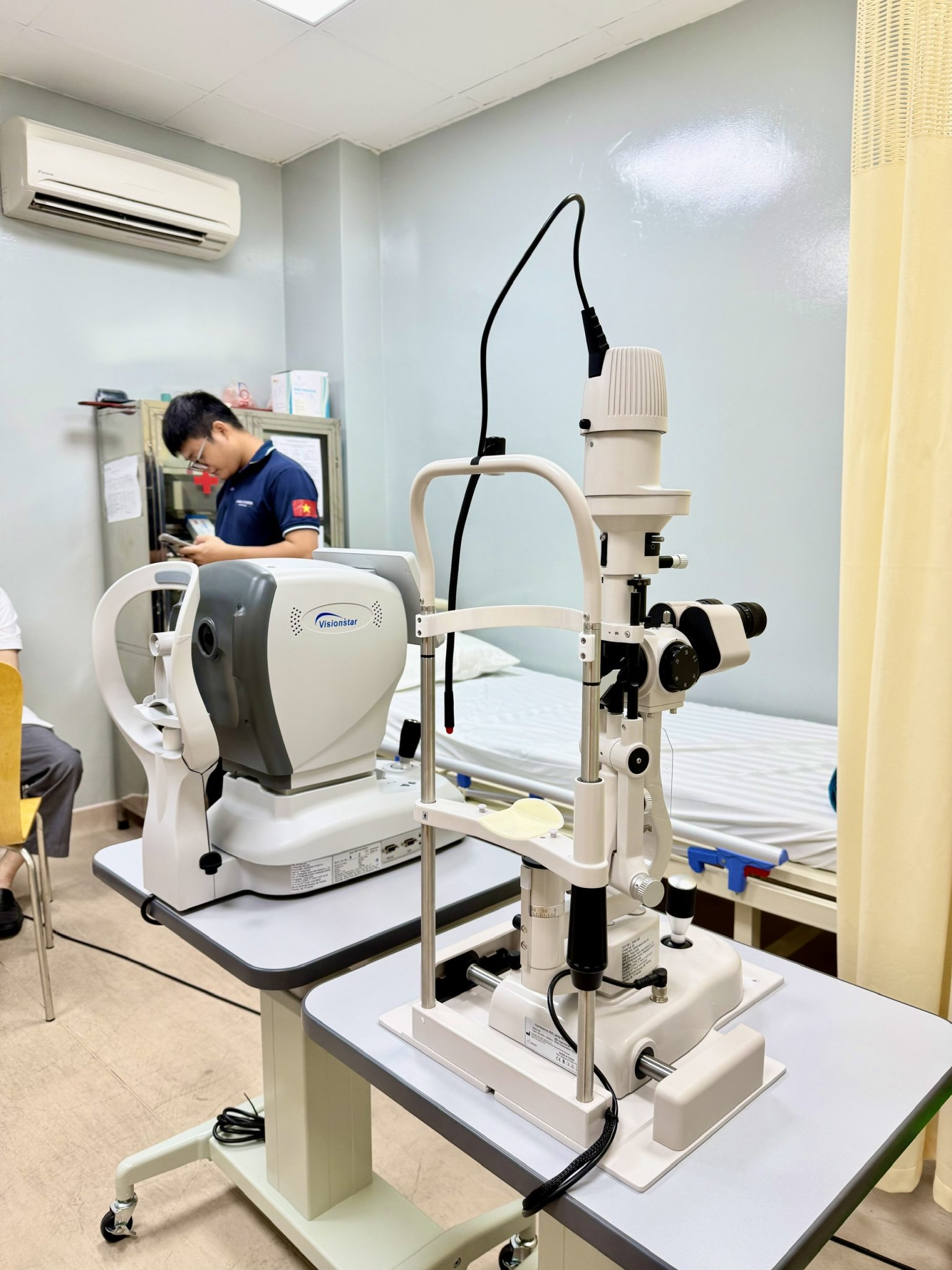 Sinh hiển vi khám mắt và máy đo khúc xạ 